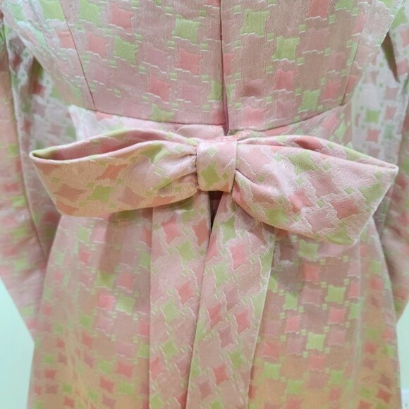 Vintage Pink Ruffle Dress With A Bow - Picture 8 of 8